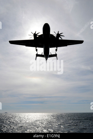 A U.S. Navy E-2C Hawkeye aircraft assigned to Carrier Airborne Early Warning Squadron (VAW) 124 prepares to land on the flight Stock Photo