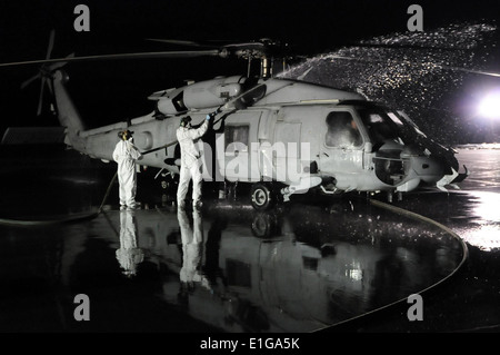 U.S. Sailors assigned to Helicopter Anti-submarine Squadron (HS) 14 and Helicopter Anti-Submarine Squadron Light (HSL) 51 rinse Stock Photo