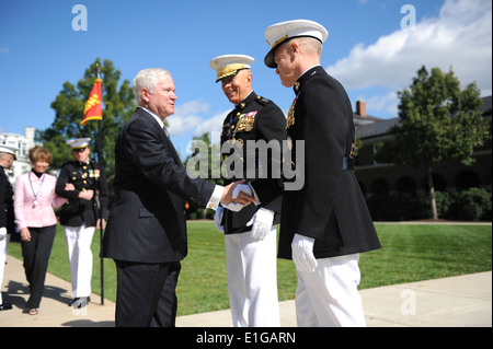 Secretary of Defense Robert M. Gates, left, shakes hands with the newly-appointed commandant of the U.S. Marine Corps, Gen. Jam Stock Photo