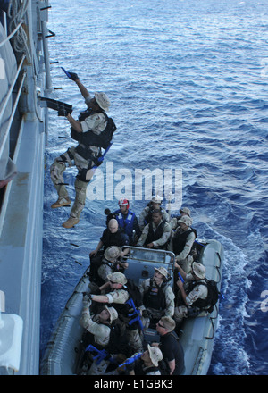 The visit, board, search and seizure team assigned to guided missile destroyer USS Nitze (DDG 94) boards the guided missile fri Stock Photo