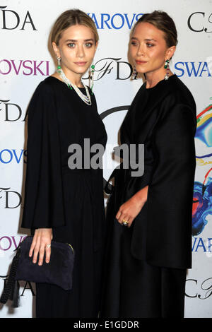 Ashley Olsen and Mary-Kate Olsen attend the 2014 CFDA fashion awards at Alice Tully Hall, Lincoln Center on June 2, 2014 in New York City/picture alliance Stock Photo