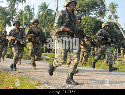 110613-N-NJ145-122 RESANG, Malaysia (June 13, 2011) Malaysian Army soldiers and U.S. Marines disembark from their amphibious as Stock Photo