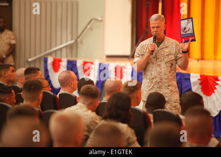 Gen. James F. Amos, 35th Commandant of the Marine Corps, speaks to Marines stationed on Camp Foster, Okinawa, Japan, June 14, 2 Stock Photo