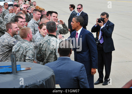 President Barack Obama meets Pennsylvania Air National Guardsmen at the 171st Air Refueling Wing headquarters at Pittsburgh Int Stock Photo