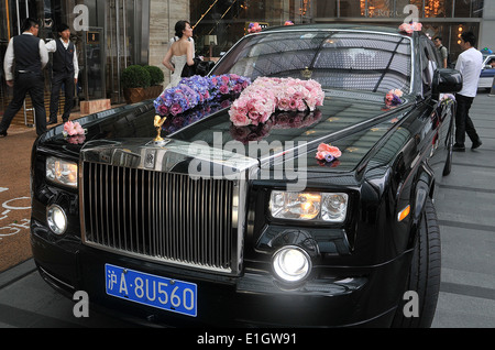 Rolls Roycebefore The Ritz Carlton palace hotel Pudong Shanghai China Stock Photo