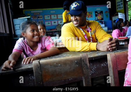 U.S. Navy Yeoman 2nd Class Joel Carter, assigned to the aircraft carrier USS George Washington (CVN 73), talks with students at Stock Photo