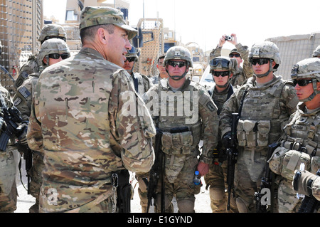 U.S. Army Maj. Gen. James Mallory, the NATO Training Mission-Afghanistan deputy commanding general, talks to Soldiers from 3rd Stock Photo