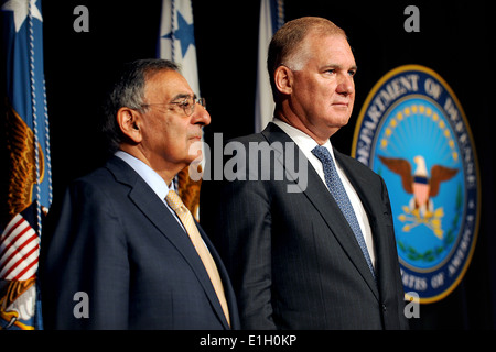 Secretary of Defense Leon Panetta, left, stands with departing Deputy Secretary of Defense William J. Lynn III as the citation Stock Photo