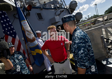 Former U.S. Navy Lt. Billy Hurley III, center, a professional golfer with the PGA, is welcomed aboard destroyer USS Chung-Hoon Stock Photo