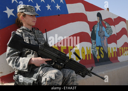 U.S. Air Force Senior Airman Cari Brooks, assigned to the 386th Air Expeditionary Wing security force, carries an M249 light ma Stock Photo