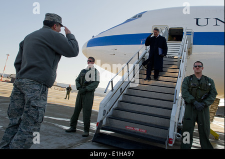 U.S. Secretary of Defense Leon E. Panetta, on steps, returns the salute of Air Force Lt. Gen. Stephen P. Mueller, the vice comm Stock Photo