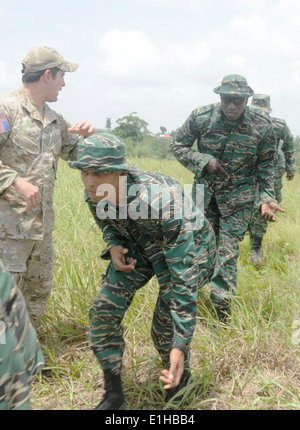 Guyana Defense Force soldiers, right, rehearse air assault techniques and procedures with a U.S. Soldier assigned to the 7th Sp Stock Photo
