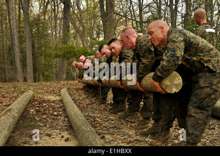 U.S. Marine Corps officer candidates with Charlie Company, Officer Candidate School, Marine Corps Base Quantico, Va., lift a 30 Stock Photo