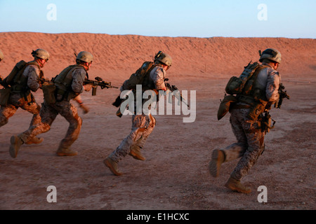 Force Reconnaissance Marines with the Assault Element, Maritime Raid Force, 15th Marine Expeditionary Unit, engage targets duri Stock Photo