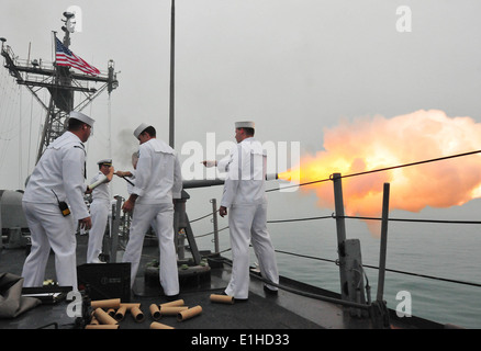 U.S. Sailors fire the 40 mm saluting battery as the guided missile frigate USS Underwood (FFG 36) enters the port of Callao, Pe Stock Photo