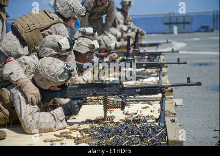U.S. Marines with the 11th Marine Expeditionary Unit (MEU) fire M240B machine guns during live-fire training aboard the dock la Stock Photo
