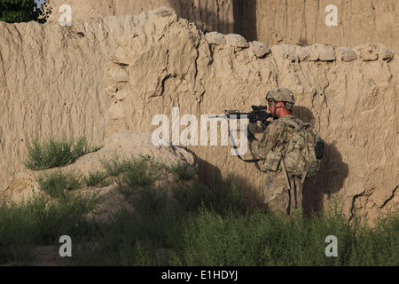 A U.S. Soldier assigned to 4th Platoon, Dog Company, 3rd Battalion, 509th Infantry Regiment (Airborne), Task Force 4-25, provid Stock Photo