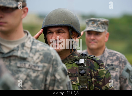 A Ukrainian Ground Forces soldier with the 80th Airborne Regiment salutes with U.S. Soldiers assigned to the Joint Regional Det Stock Photo