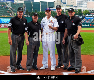 File:US Navy 060830-N-1805P-005 Major League Baseball Hall of Fame Inductee  and World