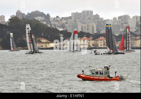 SAN FRANCISCO - A Coast Guard boatcrew aboard a 25-foot Response Boat -Small patrols the perimeter of the race area for the 201 Stock Photo