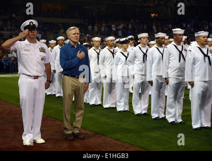 120925-N-UD469-266 .SAN DIEGO (Sept. 25, 2012) Secretary of the Navy (SECNAV) Ray Mabus places his hand over his heart during t Stock Photo