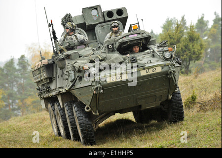 U.S. Soldiers assigned to the 2nd Cavalry Regiment, U.S. Army Europe scan the battlefield during Saber Junction 2012 at the Joi Stock Photo