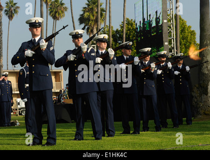 Members of the Coast Guard Ceremonial Honor Guard conduct a three-round volley at the memorial service for Senior Chief Petty O Stock Photo