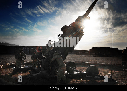 A U.S. Army gun crew with the 1st Section, Bravo Battery, 1st Battalion, 9th Field Artillery Regiment based at Fort Stewart, Ga Stock Photo