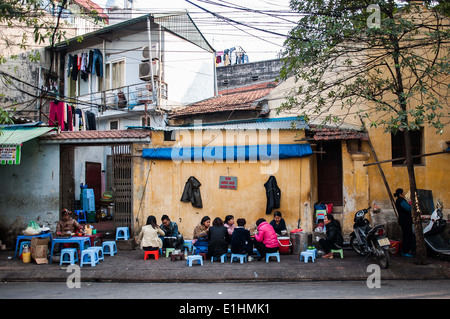 People have lunch in the streets of Hanoi Stock Photo