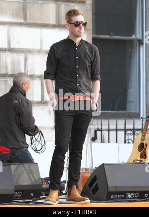 London, UK. 4th June 2014. Kaiser Chiefs - Lead singer Ricky Wilson - rehearse before their performance at the Royal Academy Summer Exhibition Party at Royal Academy, Piccadilly, London on June 4th 2014 Credit:  KEITH MAYHEW/Alamy Live News Stock Photo