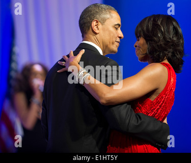 President Barack H. Obama, center, and first lady Michelle dance their first dance during a performance by Jennifer Hudson at t Stock Photo
