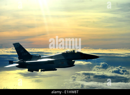 A U.S. Air Force F-16C Fighting Falcon assigned to the 18th Aggressor Squadron, flies an air-to-air combat mission in support o Stock Photo