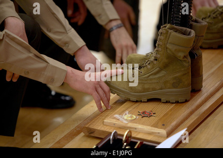 U.S. Marines with the Combat Logistics Battalion 2, 2nd Marine Logistics Group, kneel before a memorial for two fallen Marines Stock Photo