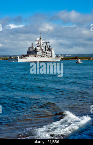 The guided missile cruiser USS Lake Erie (CG 70) returns its homeport March 29, 2013, at Joint Base Pearl Harbor-Hickam, Hawaii Stock Photo