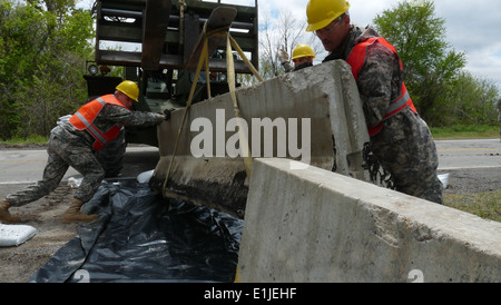 U.S. Soldiers with the 1140th Engineer Battalion, Missouri Army National Guard place cement barriers near highways 25 and 74 in Stock Photo