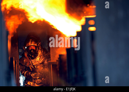 U.S. Air Force and civilian firefighters assigned to the 169th Civil Engineer Squadron, South Carolina Air National Guard train Stock Photo