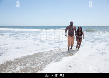 http://l450v.alamy.com/450v/e1jfr4/mature-couple-walking-on-beach-e1jfr4.jpg
