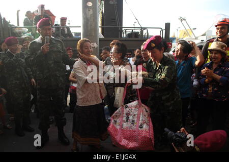 Bangkok, Thailand 4th June 2014. Thai soldiers perform for enjoying people during 'Happiness' events by Thai military at Victory monument. Thai army and police forces launched the 'Returning happiness to the people' events in order to bring back smiles to the public in the aftermath of the political crisis and the military coup. Credit:  John Vincent/Alamy Live News Stock Photo