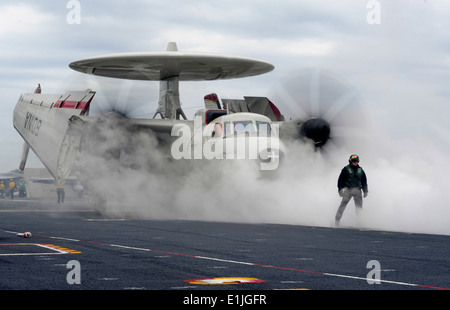 A U.S. Navy E-2C Hawkeye aircraft assigned to Carrier Airborne Early Warning Squadron (VAW) 116 prepares to launch from the air Stock Photo