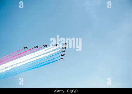 Portsmouth, Hampshire, UK. 05th June, 2014. RAF Red Arrows display over the Solent to Commemorate D-Day 70 in Portsmouth, Hampshire, United Kingdom. 5th, June 2014. Credit:  John Harper/Alamy Live News Stock Photo