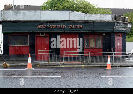 Springfield Vaults pub at Springfield Cross in Parkhead, East End of Glasgow, Scotland, UK Stock Photo