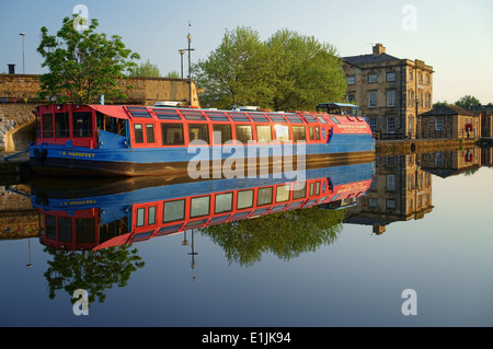 UK,South Yorkshire,Sheffield,Victoria Quays,Canal Basin,Sheaf Quay House & Leisure Barge Stock Photo