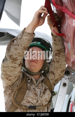 U.S. Marine Corps Lance Cpl. Robert Boettger, airframe mechanic with Marine Medium Tiltrotor Squadron (VMM) 363, Marine Aircraf Stock Photo