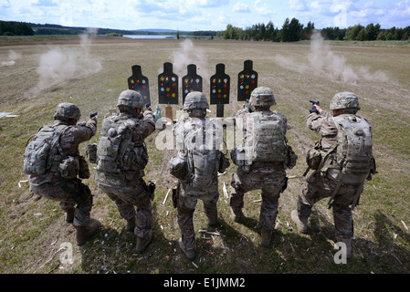 U.S. Soldiers assigned to the 3rd Squadron, 2nd Cavalry Regiment conduct close combat operations with the M9 Beretta pistol at Stock Photo