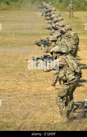 U.S. Soldiers assigned to the 3rd Squadron, 2nd Cavalry Regiment, conduct close combat operations with the M4 carbine in prepar Stock Photo