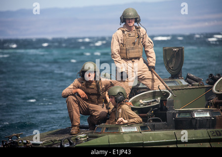 U.S. Marines assigned to Assault Amphibious Vehicle (AAV) Platoon, Kilo Company, Battalion Landing Team, 3rd Battalion, 2nd Mar Stock Photo