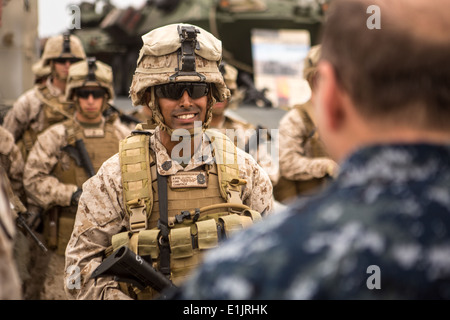 U.S. Marine Corps Gunnery Sgt. Juan L. Chantaca, with A Co., 1st Light Armored Reconnaissance Battalion explains the capabiliti Stock Photo