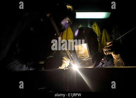 U.S. Navy Hull Maintenance Technician 2nd Class Neil Hopkins, right, and Hull Maintenance Technician 3rd Class Kobi Thurman fab Stock Photo