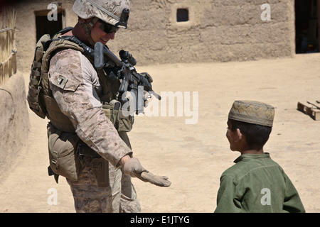 U.S. Marine Corps 1st Lt. Michael Smith, left, with the 2nd Marine Regiment, 2nd Marine Division, Task Force Belleau Wood, inte Stock Photo