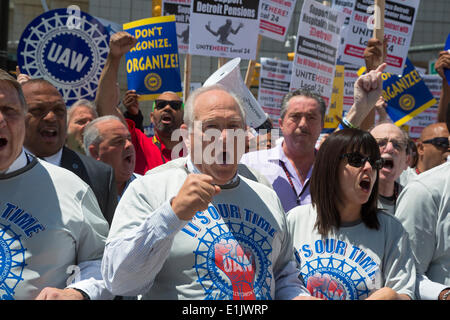 Detroit, Michigan, USA. Dennis Williams, the newly-elected president of the United Auto Workers, leads his members on a march through the streets of Detroit at the conclusion of the UAW's constitutional convention. Credit:  Jim West/Alamy Live News Stock Photo